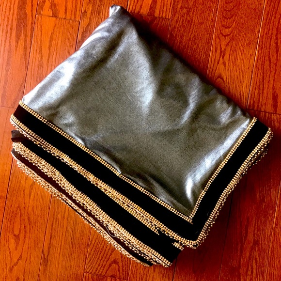 Stunning Silver Sari wth black velvet and gold beading border with blouse piece - Picture 2 of 8